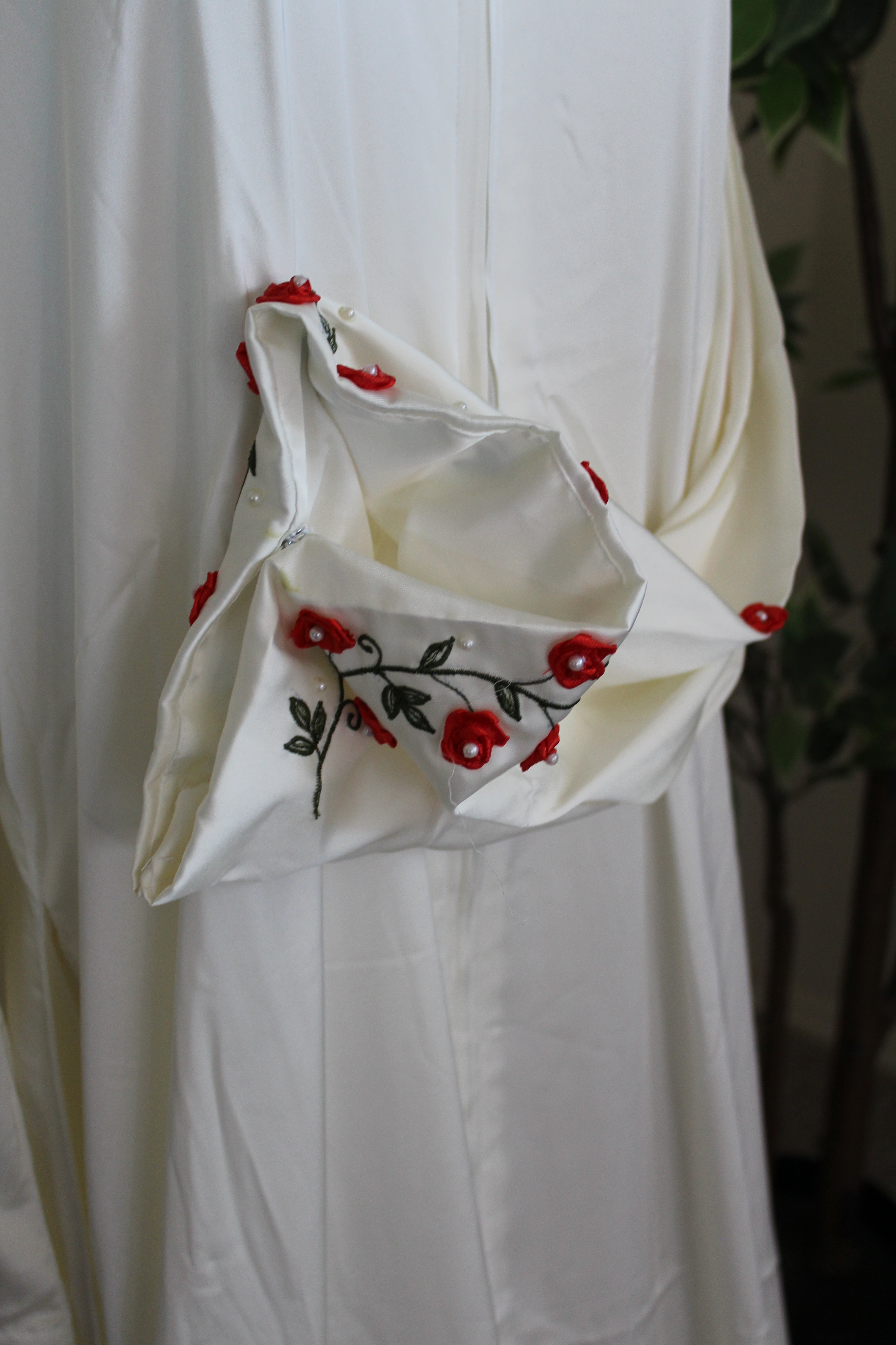 Rose On Vines Abaya-Creamy White  image 2